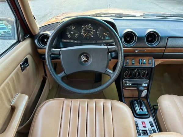 1983 Mercedes-Benz 240D Base